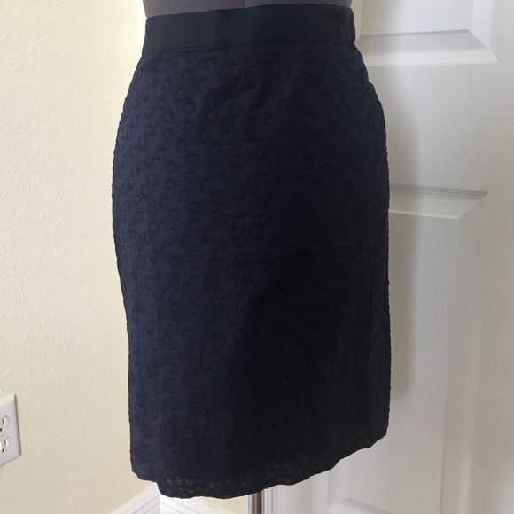 J. Crew Dark Blue 100% Cotton Eyelet Pencil Skirt, Size 0 🔴CLEARANCE🔴 - Picture 2 of 5